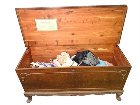 Blanket Cedar Chest with Linens