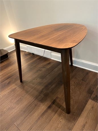 New Classic Furniture Walnut Corner Table