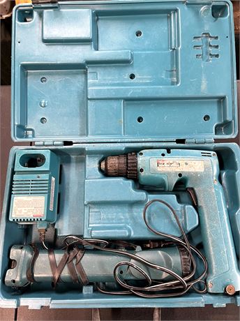 Makita 9.6v Cordless Drill & Flashlight