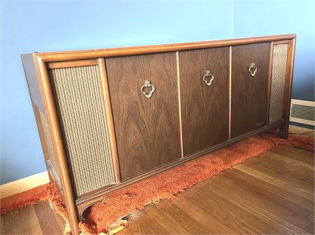 Vintage Magnavox Record Player Stereo Cabinet