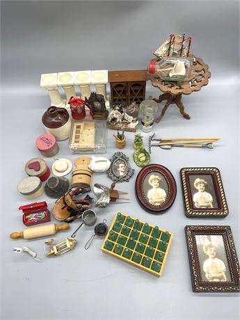 Dollhouse Miniatures Lot 19