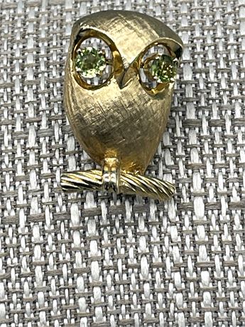 14 KT Owl with Green Stone Eyes