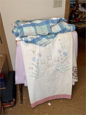 Quilt Stand w/ Linens