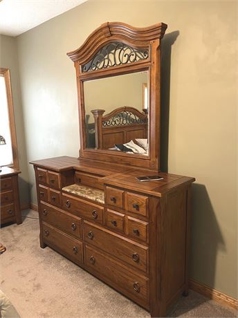 Broyhill Dresser w/ Mirror