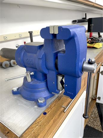 Yost 5-1/8 Inch Multi Jaw Rotating Pipe and Bench Vise