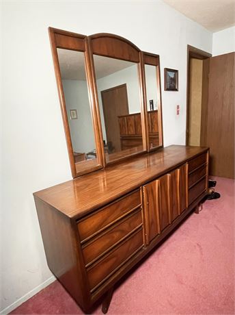 United Furniture Walnut 5 Dresser w/ Mirror