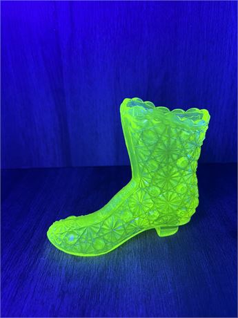 Fenton Daisy Uranium Glass Boot