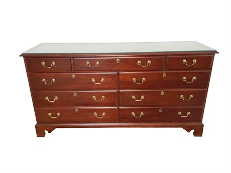 White Furniture Queen Anne Mahogany 9-Drawer Dresser