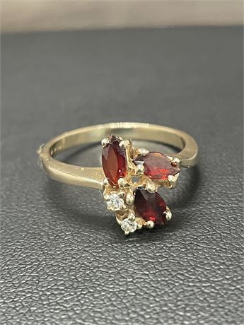 10kt Yellow Gold Garnet Diamond Ring