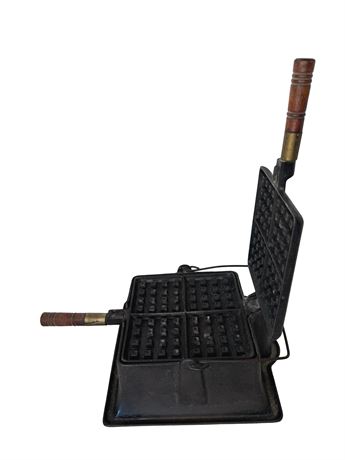Antique Wagner Cast Iron Waffle Maker