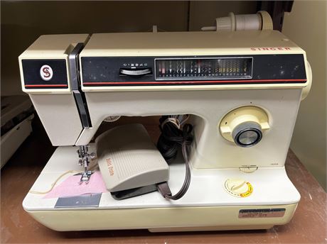 Singer Sewing Machine Model 1425N