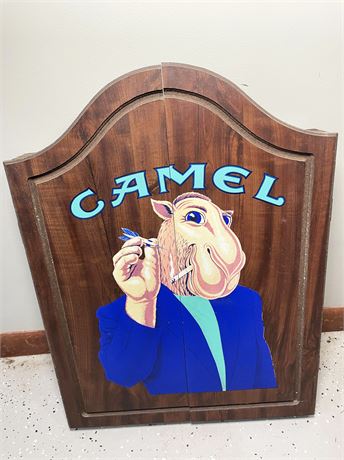 Camel Wood Dartboard Case w/ Darboard
