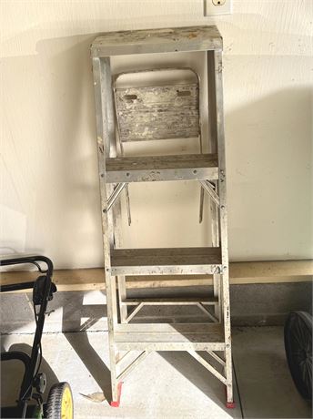 4 Ft. Aluminum Bi-Fold Ladder