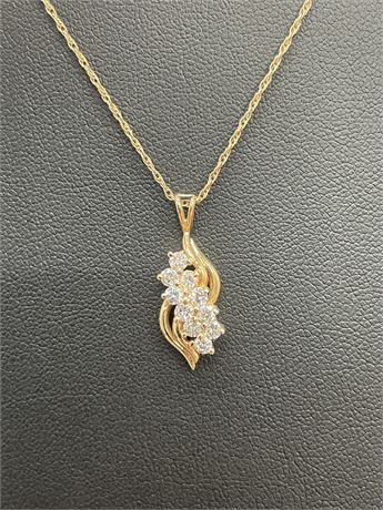 14kt Yellow Gold Diamond Cluster Pendant Necklace