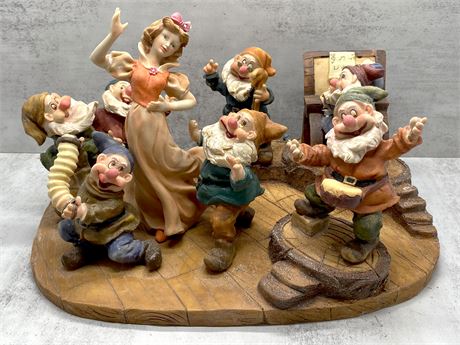 Large Snow White and the Seven Dwarfs "Dancing Scene"