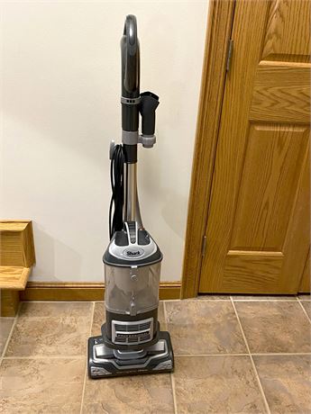 Shark UV540 Lift-Away Upright Vacuum
