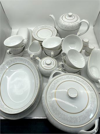 Queen's Brocade Japanese Porcelain Assorted Pieces