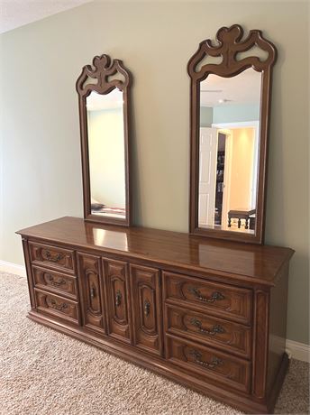 Thomasville Dresser w/ Mirrors