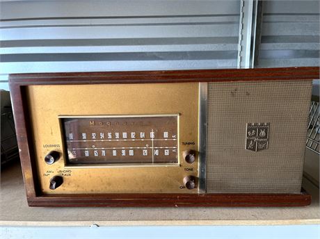 Vintage Magnavox AM/FM Radio