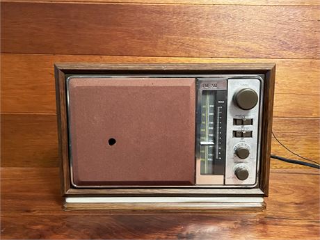 Vintage AM/FM Radio