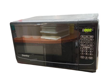 Danby 700-watt Microwave Black