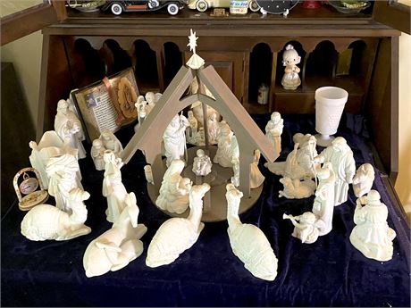 Gallery Originals 1984 Porcelain Nativity Set